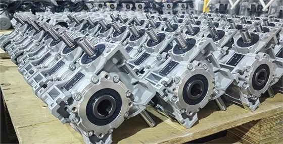 11月正忙，艾思捷雙軸輸入蝸輪減速機(jī)SJMRV050-30-AB發(fā)貨 (2).jpg