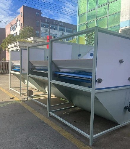 冬季送溫暖，艾思捷蝸輪減速機(jī)為羽絨服充絨機(jī)上提供動(dòng)力支持 (2).jpg